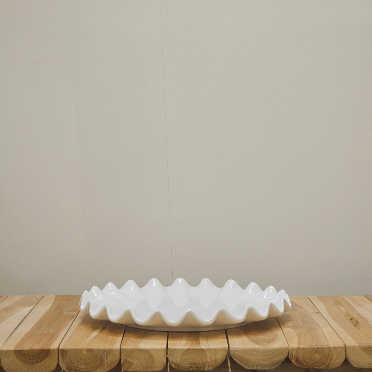 Ruffled cake plate, white